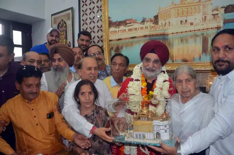 दिल्ली के उपराज्यपाल Taranjit Singh Sandhu ने स्वर्ण मंदिर में अरदास की दिल्ली के उपराज्यपाल Taranjit Singh Sandhu ने स्वर्ण मंदिर में अरदास की