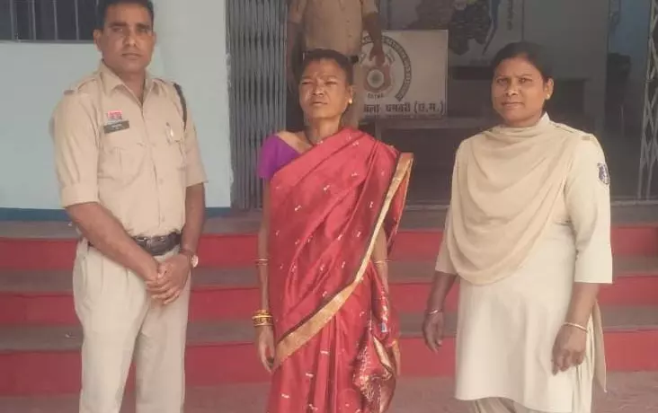 मंदिर के पास शराब बेच रही महिला गिरफ्तार मंदिर के पास शराब बेच रही महिला गिरफ्तार