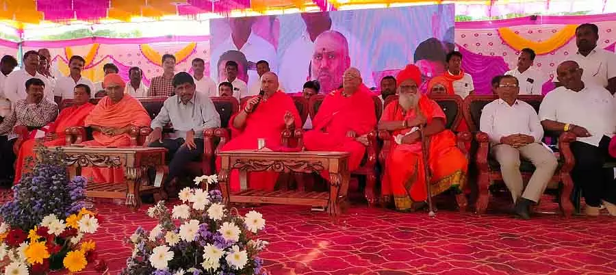 ज़हरीले भोजन के लिए हम ज़िम्मेदार हैं: D.K. Suresh ज़हरीले भोजन के लिए हम ज़िम्मेदार हैं: D.K. Suresh