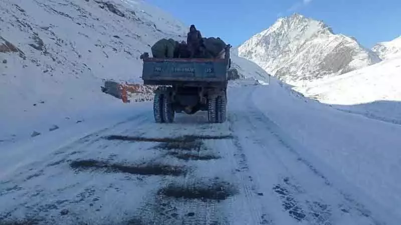 Bandipora हल्की बर्फबारी से गुरेज़ सड़क बंद Bandipora हल्की बर्फबारी से गुरेज़ सड़क बंद