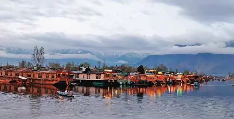 Kashmir भर में व्यापक बारिश और बर्फबारी से तापमान में भारी गिरावट Kashmir भर में व्यापक बारिश और बर्फबारी से तापमान में भारी गिरावट