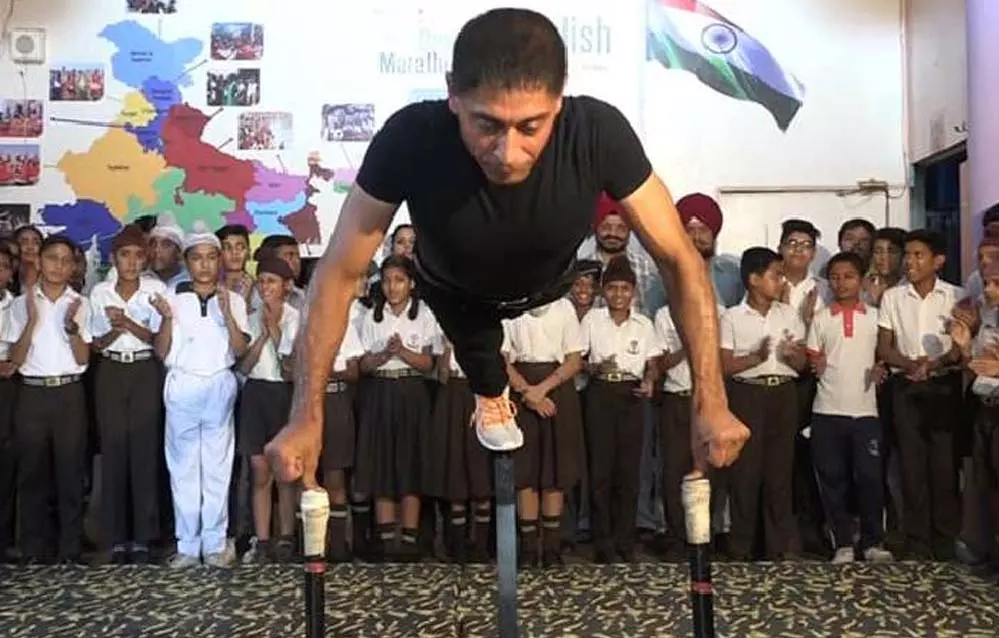 Kapurthala: लोहे की रॉड पर पुश-अप्स कर विक्की ने तोड़ा अपना ही रिकॉर्ड Kapurthala: लोहे की रॉड पर पुश-अप्स कर विक्की ने तोड़ा अपना ही रिकॉर्ड