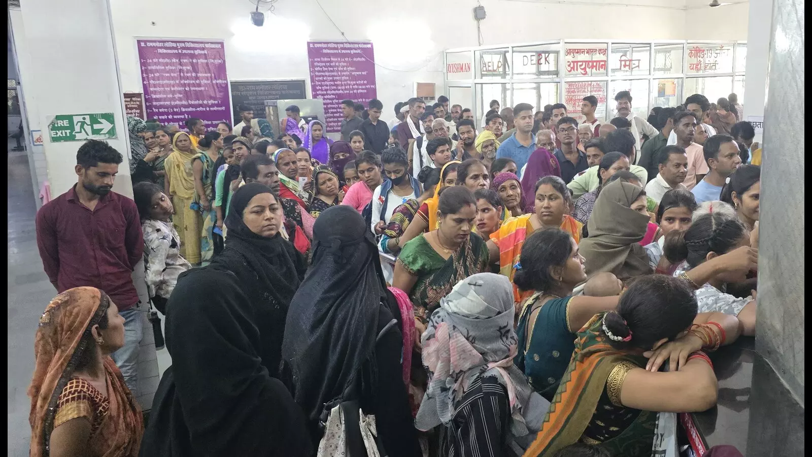 Farrukhabad: लोहिया अस्पताल में भारी भीड़, पर्चा काउंटर पर महिलाओं का हंगामा Farrukhabad: लोहिया अस्पताल में भारी भीड़, पर्चा काउंटर पर महिलाओं का हंगामा