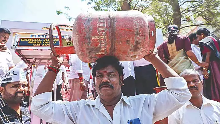 LPG की कमी से चेन्नई का बीफ़ हब प्रभावित, ज़्यादातर किस्मों की कीमतें 20 रुपये बढ़ीं LPG की कमी से चेन्नई का बीफ़ हब प्रभावित, ज़्यादातर किस्मों की कीमतें 20 रुपये बढ़ीं