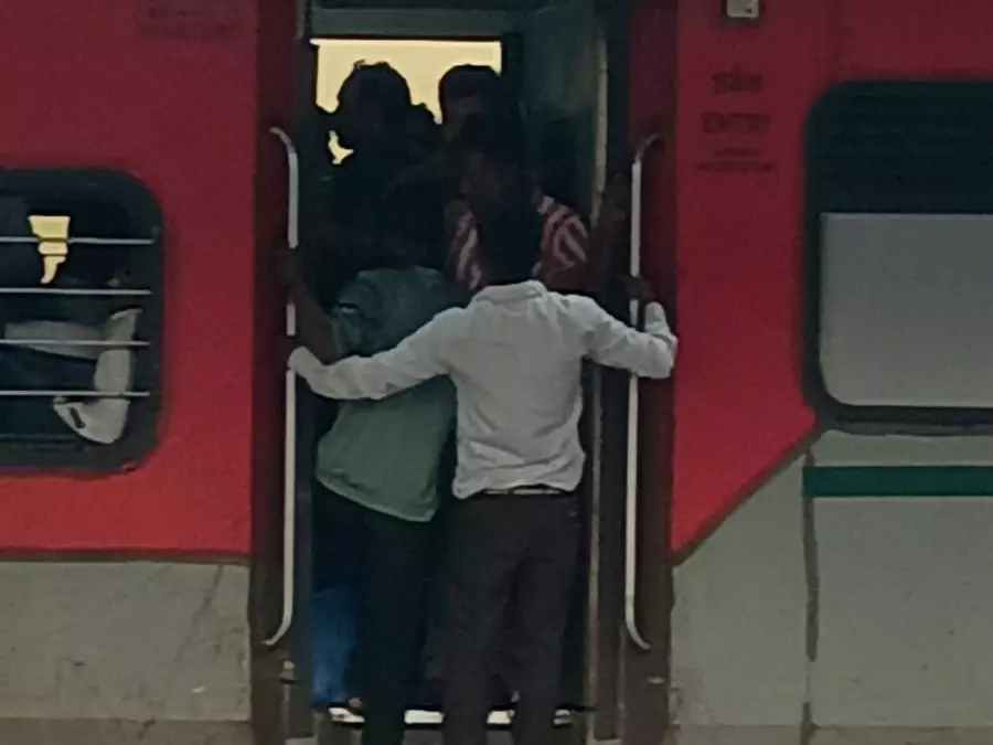 Bareilly: स्पेशल ट्रेन के बावजूद सीट पाने को धक्का-मुक्की Bareilly: स्पेशल ट्रेन के बावजूद सीट पाने को धक्का-मुक्की