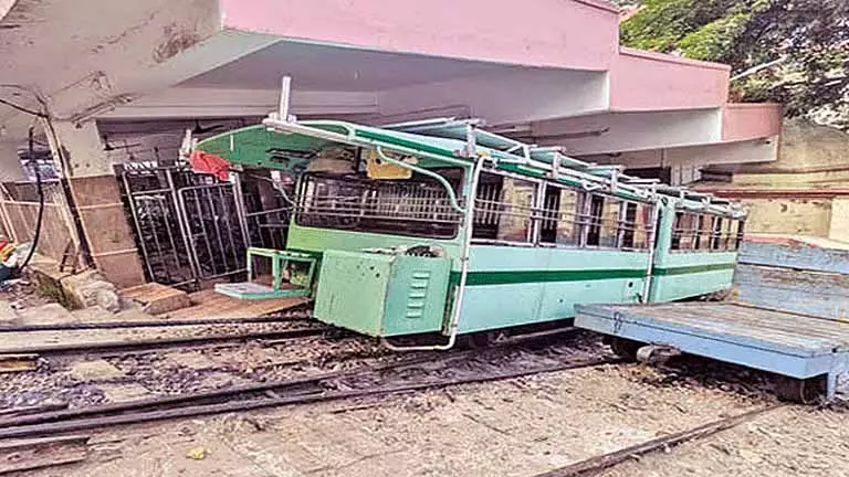 तकनीकी खराबी के कारण Palani Murugan Temple में इलेक्ट्रिक विंच सेवा बाधित तकनीकी खराबी के कारण Palani Murugan Temple में इलेक्ट्रिक विंच सेवा बाधित