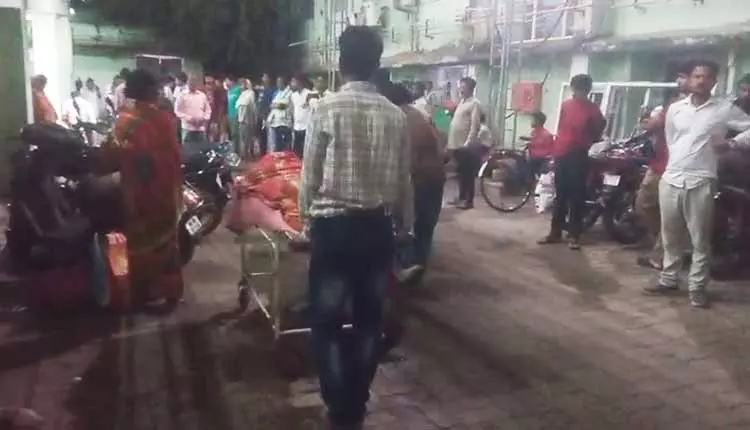 SCB के ट्रॉमा केयर सेंटर में आग लगने की घटना में मारे गए 10 लोगों की पहचान सामने आई SCB के ट्रॉमा केयर सेंटर में आग लगने की घटना में मारे गए 10 लोगों की पहचान सामने आई