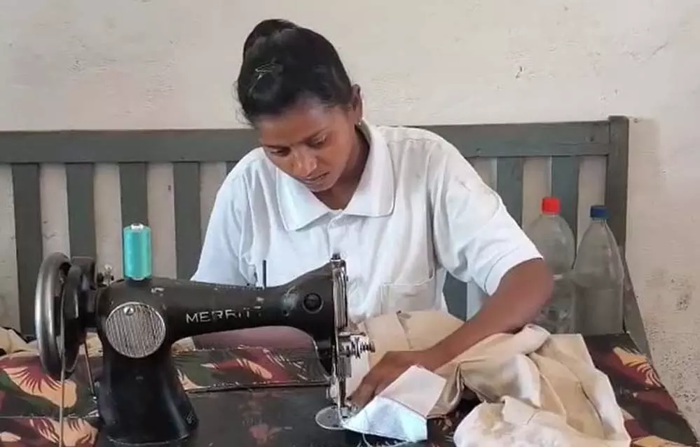 Balaghat: डेढ़ महीने से सिलाई-ड्राइविंग सीख रहे सरेंडर नक्सली Balaghat: डेढ़ महीने से सिलाई-ड्राइविंग सीख रहे सरेंडर नक्सली