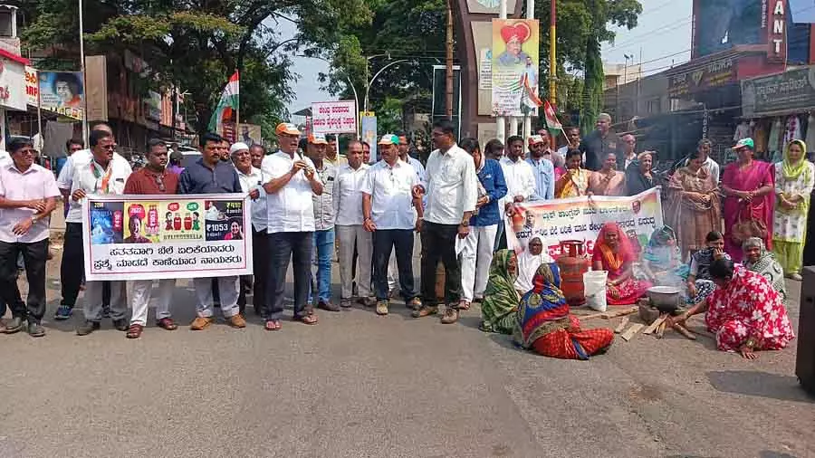 Commercial सिलिंडर की कमी: दांडेली ब्लॉक कांग्रेस का विरोध प्रदर्शन Commercial सिलिंडर की कमी: दांडेली ब्लॉक कांग्रेस का विरोध प्रदर्शन