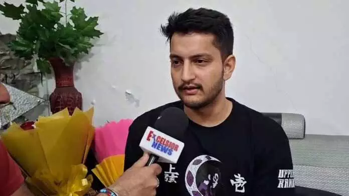 JKAS टॉपर ने सफलता पाने के लिए कड़ी मेहनत और सोशल मीडिया से दूरी को अहम बताया JKAS टॉपर ने सफलता पाने के लिए कड़ी मेहनत और सोशल मीडिया से दूरी को अहम बताया