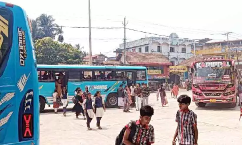Kerala: दुर्घटना के बाद बस स्टैंड पर यात्रियों में अफरा-तफरी Kerala: दुर्घटना के बाद बस स्टैंड पर यात्रियों में अफरा-तफरी