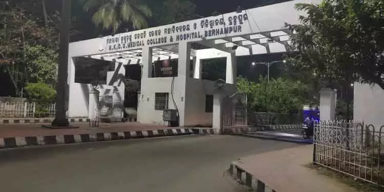 Koraput में सांप पकड़ने वाले ने सांप से कटवाकर आत्महत्या की कोशिश की Koraput में सांप पकड़ने वाले ने सांप से कटवाकर आत्महत्या की कोशिश की