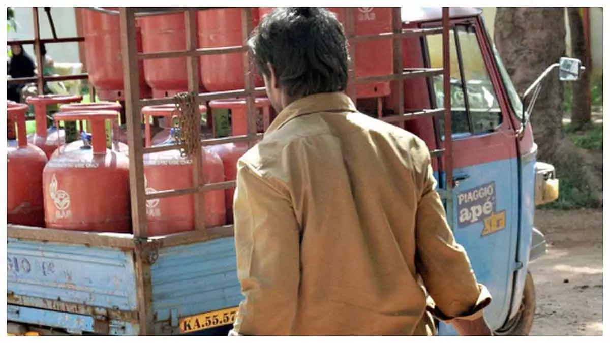 मुंबई LPG धोखाधड़ी: गोवंडी में सिलेंडर ₹200 ज़्यादा दाम पर बेचने के आरोप में डिलीवरी वर्कर पर केस दर्ज मुंबई LPG धोखाधड़ी: गोवंडी में सिलेंडर ₹200 ज़्यादा दाम पर बेचने के आरोप में डिलीवरी वर्कर पर केस दर्ज