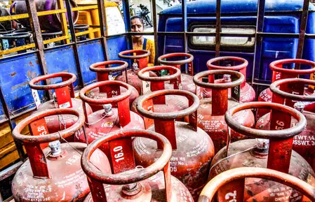सरकार की जमाखोरी और ब्लैक मार्केटिंग पर कार्रवाई के बीच LPG की बुकिंग में आई गिरावट, राज्यों में छापेमारी... सरकार की जमाखोरी और ब्लैक मार्केटिंग पर कार्रवाई के बीच LPG की बुकिंग में आई गिरावट, राज्यों में छापेमारी...