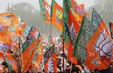 CPI पार्टी से निष्कासित MLA मुकुंदन BJP में शामिल हो गए CPI पार्टी से निष्कासित MLA मुकुंदन BJP में शामिल हो गए