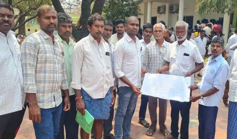 किसानों ने कलेक्टर से 6L-NMC नहर को रद्द करने का अनुरोध किया किसानों ने कलेक्टर से 6L-NMC नहर को रद्द करने का अनुरोध किया