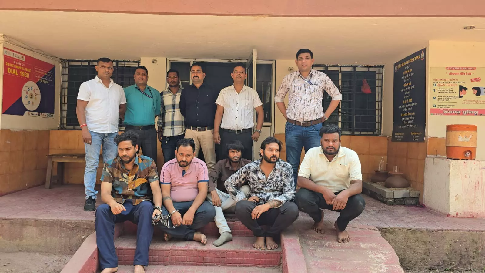साइबर फ्रॉड गैंग से जुड़े 5 सदस्य गिरफ्तार, 2 करोड़ की ठगी का खुलासा साइबर फ्रॉड गैंग से जुड़े 5 सदस्य गिरफ्तार, 2 करोड़ की ठगी का खुलासा