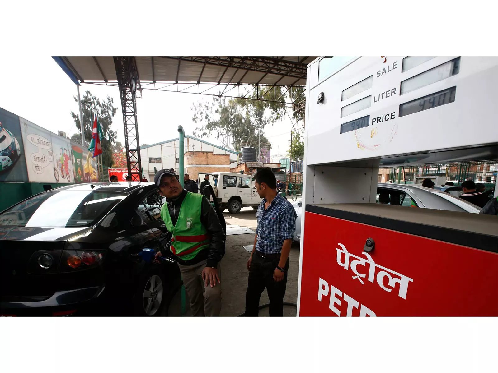 पश्चिम एशिया में बढ़ते तनाव के बीच Nepal ने पेट्रोल की कीमतें 15 रुपये प्रति लीटर बढ़ाईं पश्चिम एशिया में बढ़ते तनाव के बीच Nepal ने पेट्रोल की कीमतें 15 रुपये प्रति लीटर बढ़ाईं