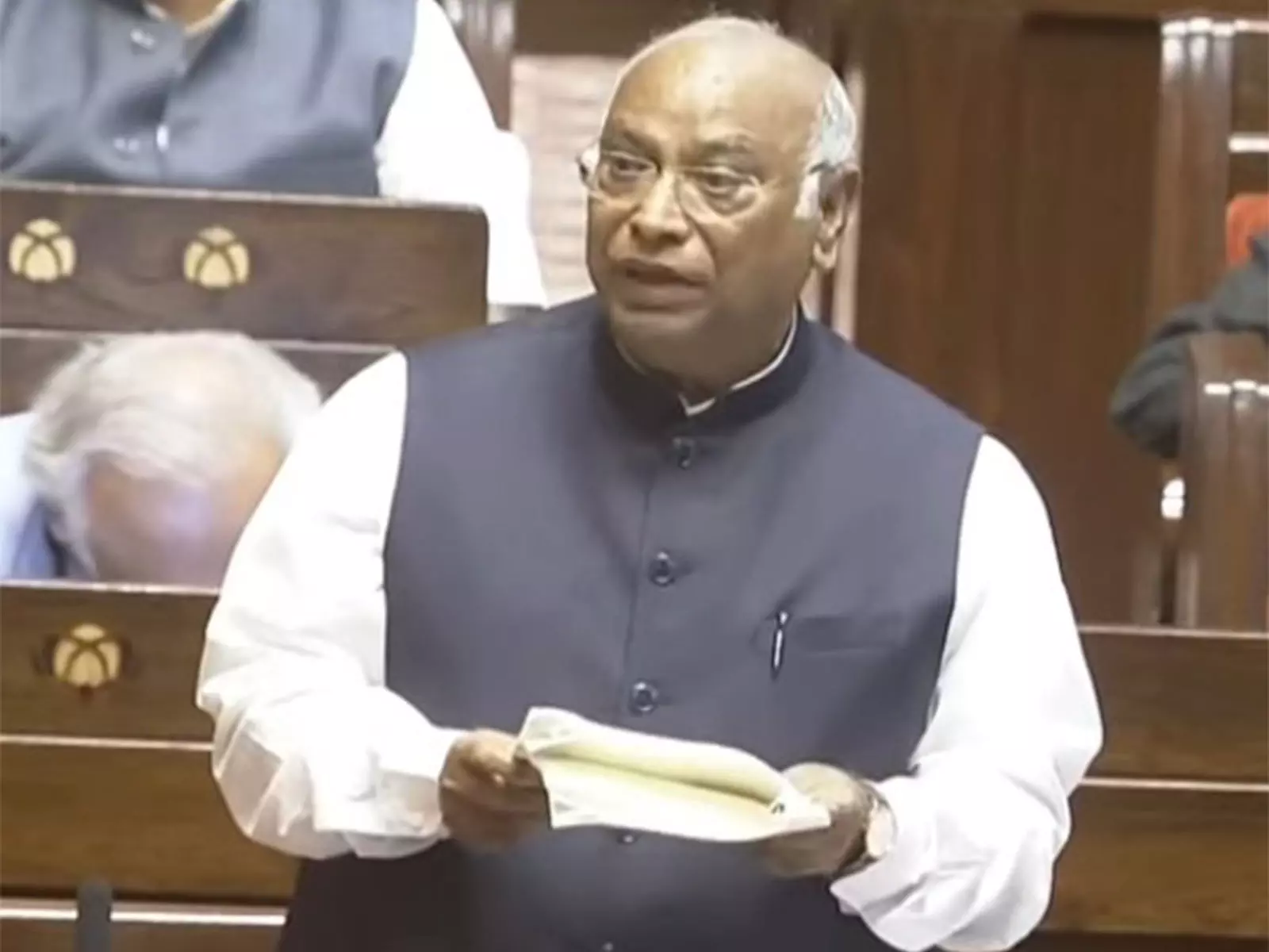 खड़गे ने राज्यसभा में LPG की कमी पर चिंता जताई, केंद्रीय मंत्री जेपी नड्डा ने कांग्रेस पर पलटवार किया खड़गे ने राज्यसभा में LPG की कमी पर चिंता जताई, केंद्रीय मंत्री जेपी नड्डा ने कांग्रेस पर पलटवार किया