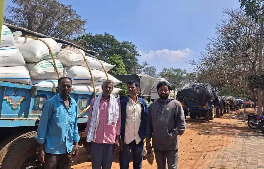 बाजरा खरीद केंद्र पर Farmer की जेब पर डाका: गुणवत्ता की पुष्टि के लिए रिश्वत बाजरा खरीद केंद्र पर Farmer की जेब पर डाका: गुणवत्ता की पुष्टि के लिए रिश्वत