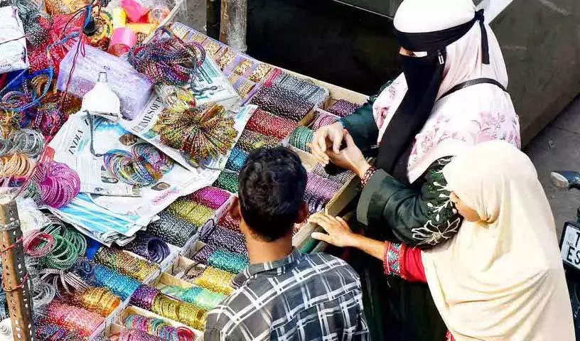 Hyderabad के बाज़ारों में ईद-उल-फ़ित्र की खरीदारी की धूम Hyderabad के बाज़ारों में ईद-उल-फ़ित्र की खरीदारी की धूम