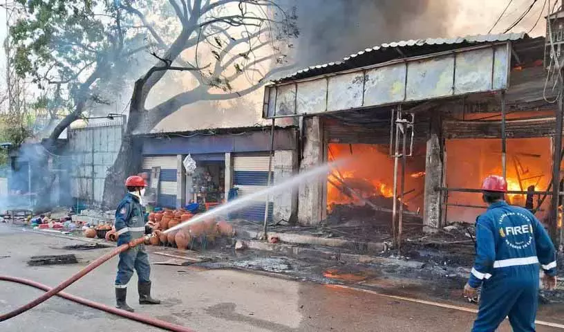 Falaknuma Road पर सोफ़ा बनाने वाली यूनिट में भीषण आग लगी Falaknuma Road पर सोफ़ा बनाने वाली यूनिट में भीषण आग लगी