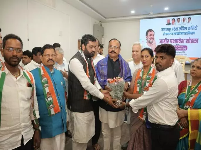 महाराष्ट्र में BJP-Shiv Sena छोड़कर कई नेता कांग्रेस में शामिल हुए महाराष्ट्र में BJP-Shiv Sena छोड़कर कई नेता कांग्रेस में शामिल हुए