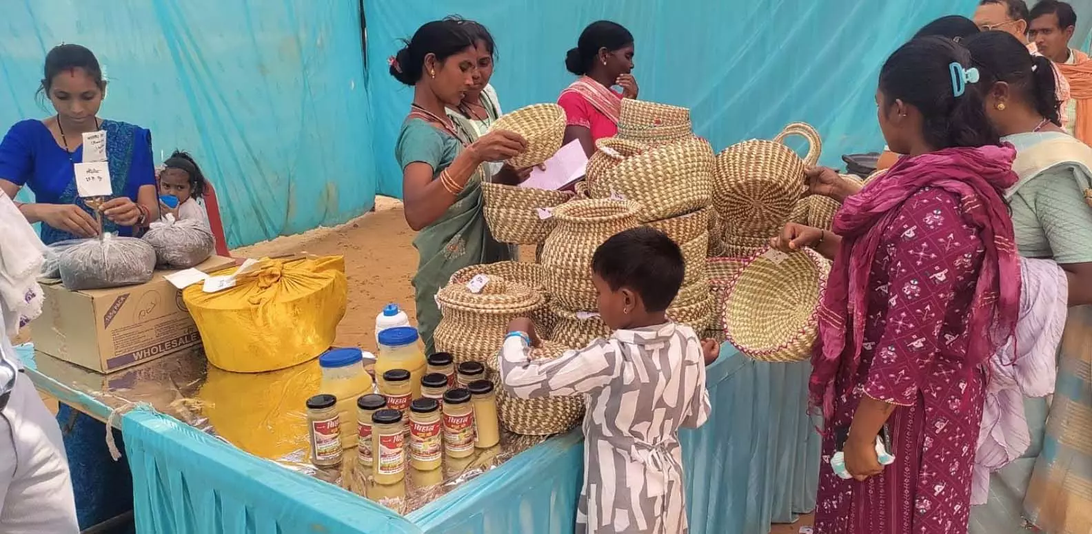 सेवई घास की टोकनी से बदली जिंदगी: समूह की महिलाएं बन रहीं आत्मनिर्भर सेवई घास की टोकनी से बदली जिंदगी: समूह की महिलाएं बन रहीं आत्मनिर्भर