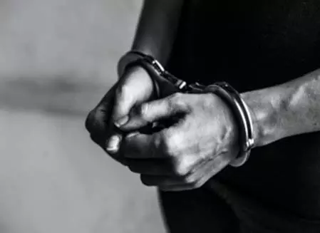 Fraud: फ्लैट दिलाने के झांसे में 37 लाख की ठगी, आरोपी गिरफ्तार Fraud: फ्लैट दिलाने के झांसे में 37 लाख की ठगी, आरोपी गिरफ्तार