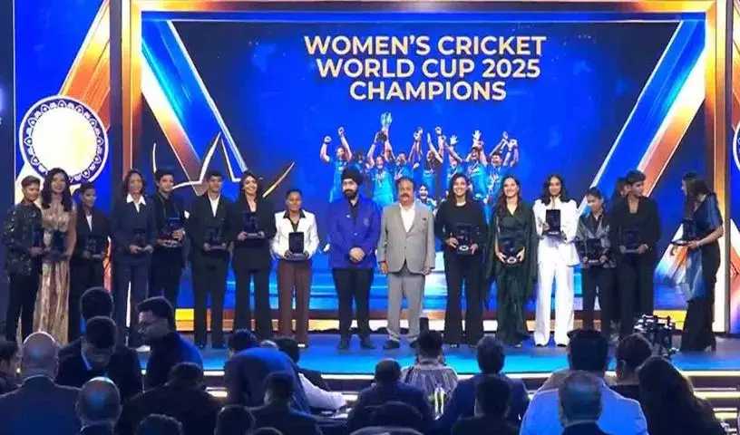 BCCI ने वार्षिक पुरस्कार समारोह में महिला क्रिकेटरों को सम्मानित किया BCCI ने वार्षिक पुरस्कार समारोह में महिला क्रिकेटरों को सम्मानित किया