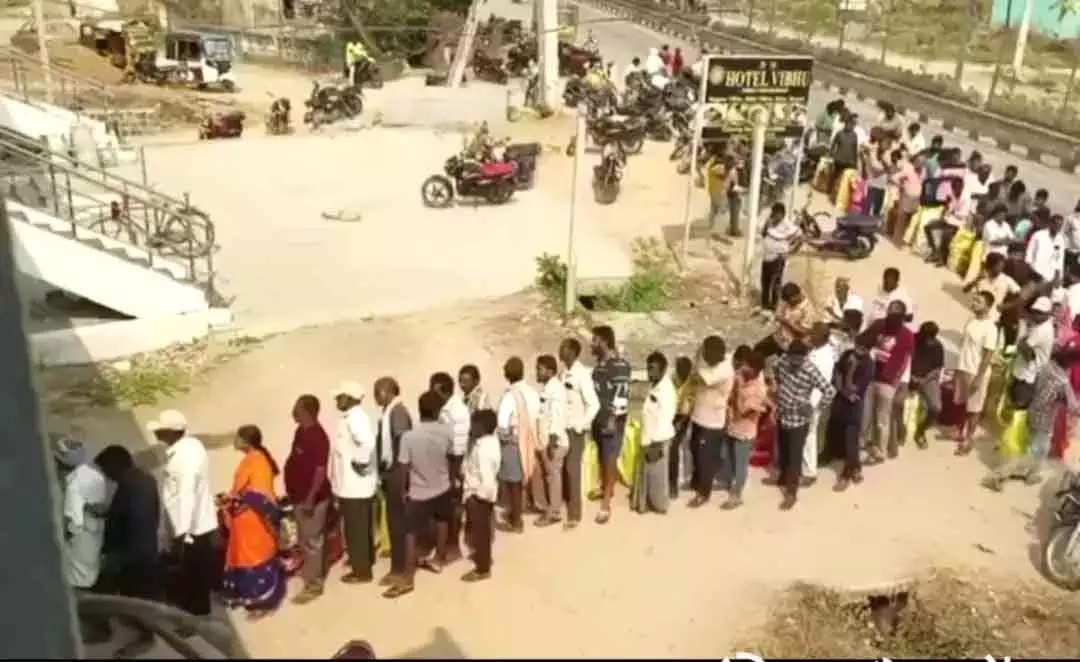 LPG कमी और कीमत बढ़ने पर वारंगल-करीमनगर में विरोध LPG कमी और कीमत बढ़ने पर वारंगल-करीमनगर में विरोध