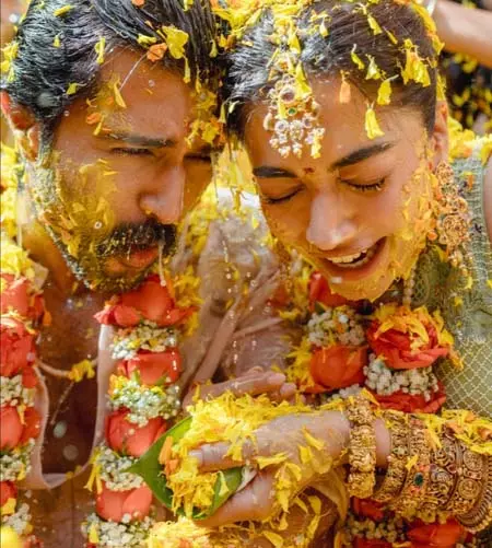 रश्मिका मंदाना की हल्दी रस्म बनी होली मस्ती का जश्न, बालों में अब भी है असर रश्मिका मंदाना की हल्दी रस्म बनी होली मस्ती का जश्न, बालों में अब भी है असर
