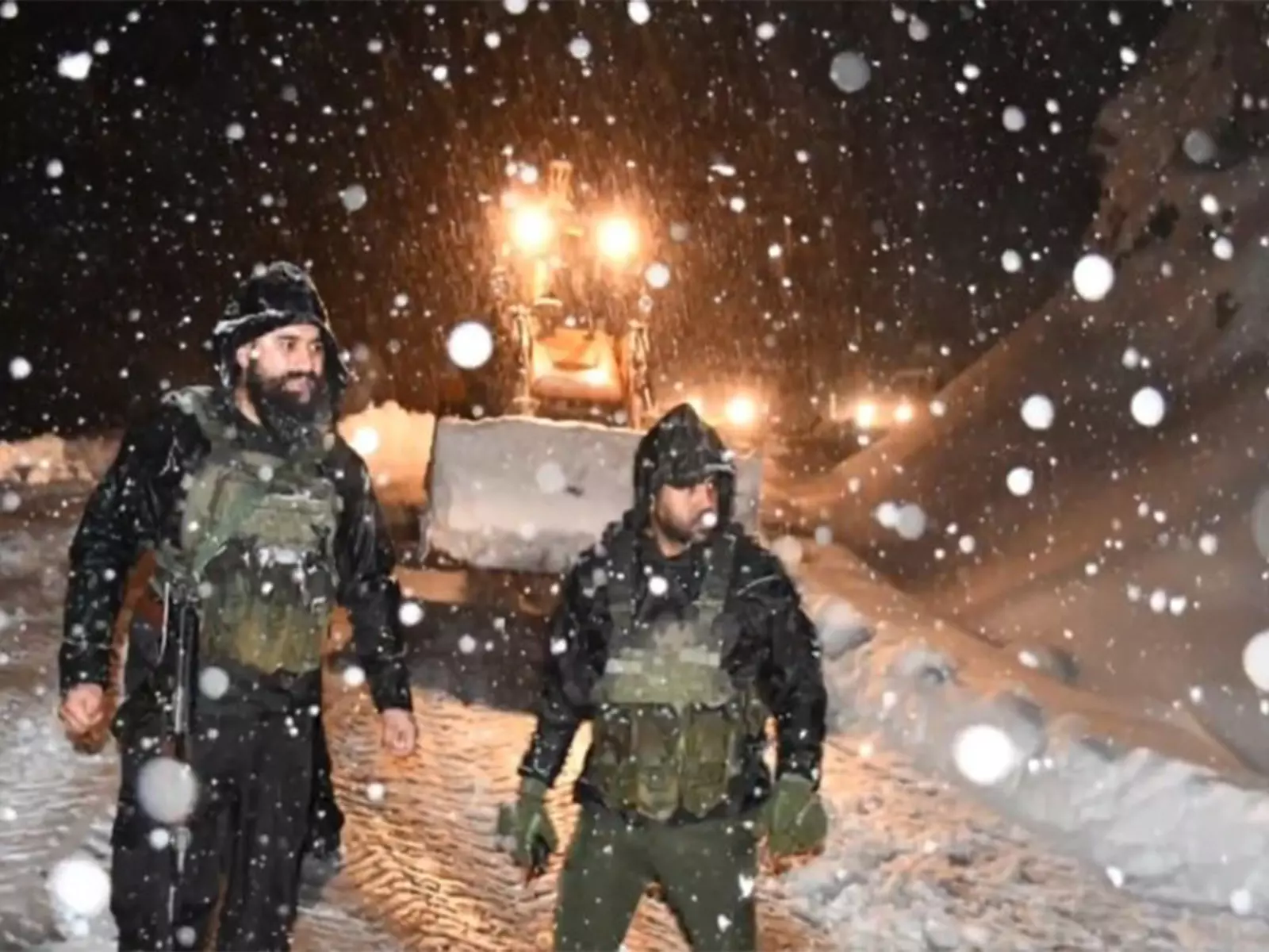 J-K: भारतीय सेना ने किश्तवाड़ के सिंथन टॉप पर भारी बर्फबारी के कारण फंसे 235 नागरिकों को बचाया J-K: भारतीय सेना ने किश्तवाड़ के सिंथन टॉप पर भारी बर्फबारी के कारण फंसे 235 नागरिकों को बचाया