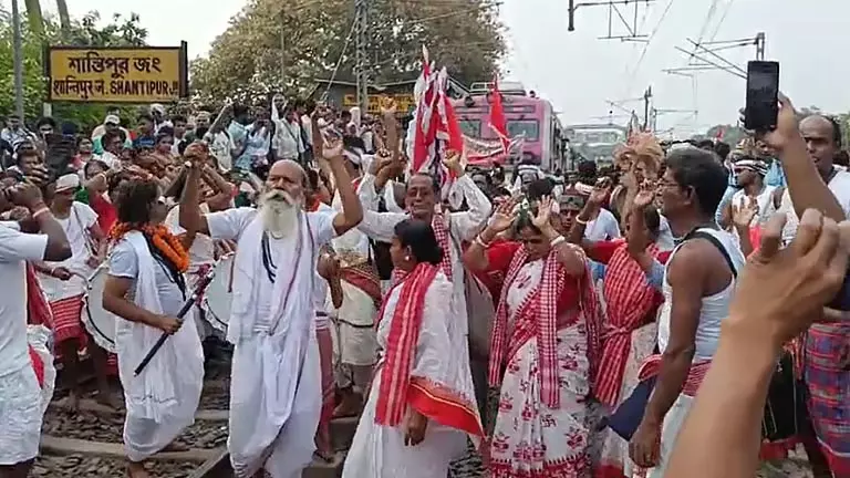 Shantipur-Bangaon लोकल अचानक रद्द, विरोध में मतुआ समुदाय ने रेल मार्ग अवरुद्ध किया Shantipur-Bangaon लोकल अचानक रद्द, विरोध में मतुआ समुदाय ने रेल मार्ग अवरुद्ध किया