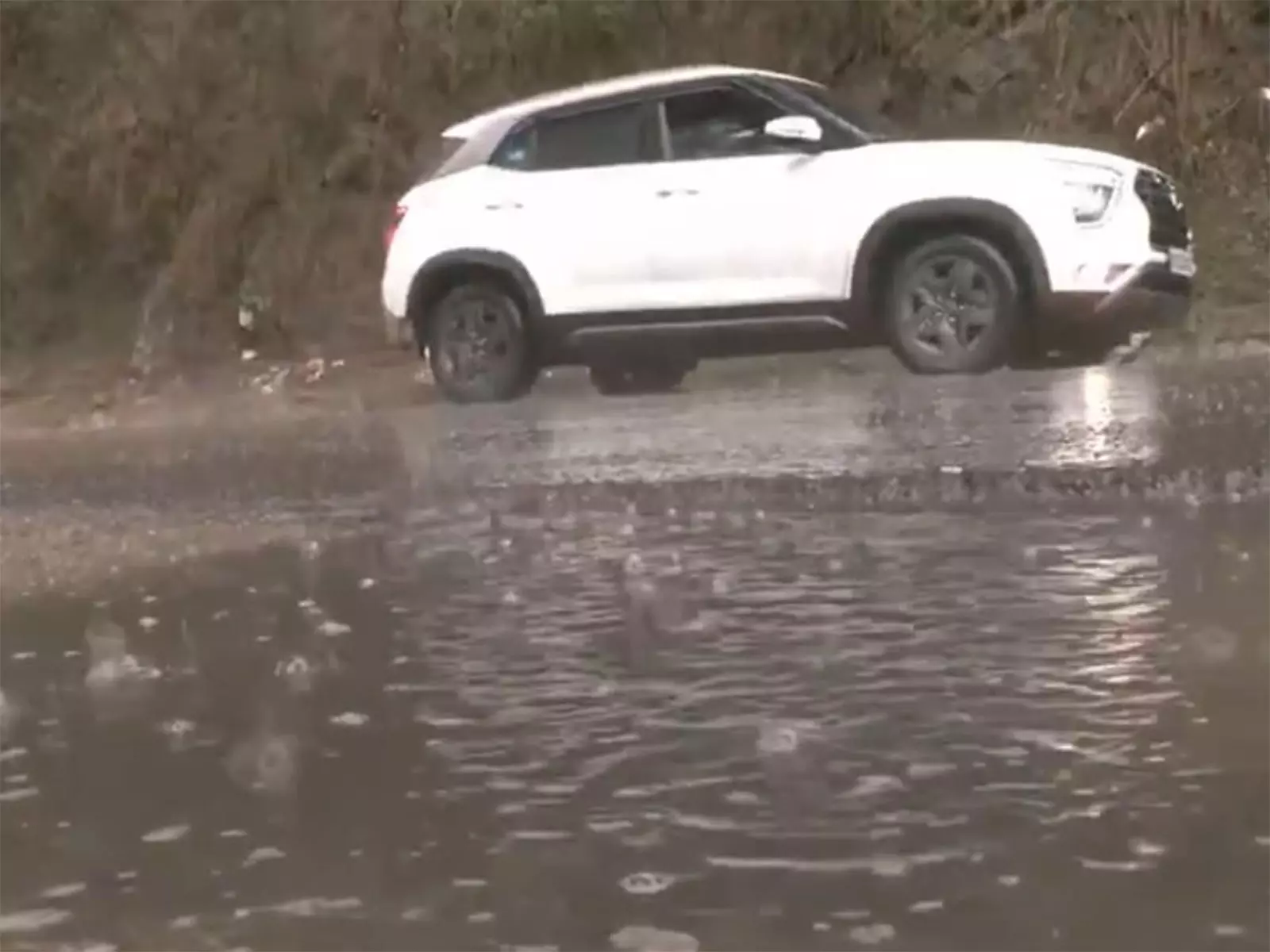 Himachal: शिमला में भारी ओलावृष्टि, आवाजाही बाधित, स्थानीय लोगों ने फसलों को नुकसान पर जताई चिंता Himachal: शिमला में भारी ओलावृष्टि, आवाजाही बाधित, स्थानीय लोगों ने फसलों को नुकसान पर जताई चिंता