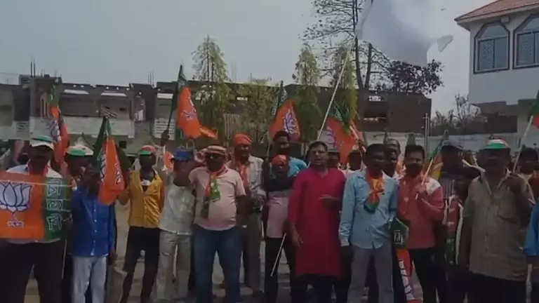 BJP कार्यकर्ताओं ने पार्टी विधायक के ख़िलाफ़ प्रदर्शन किया, बांकुड़ा के पद्मा खेमे में दरार BJP कार्यकर्ताओं ने पार्टी विधायक के ख़िलाफ़ प्रदर्शन किया, बांकुड़ा के पद्मा खेमे में दरार