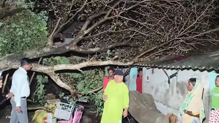 Bishnupur के विशाल इलाके तूफ़ान से तबाह, 2 की मौत, रेल सेवाएँ बाधित Bishnupur के विशाल इलाके तूफ़ान से तबाह, 2 की मौत, रेल सेवाएँ बाधित
