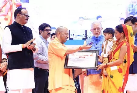 सीएम योगी ने महिलाओं से संवाद कर सरकारी योजनाओं के लाभ की हकीकत को जाना सीएम योगी ने महिलाओं से संवाद कर सरकारी योजनाओं के लाभ की हकीकत को जाना