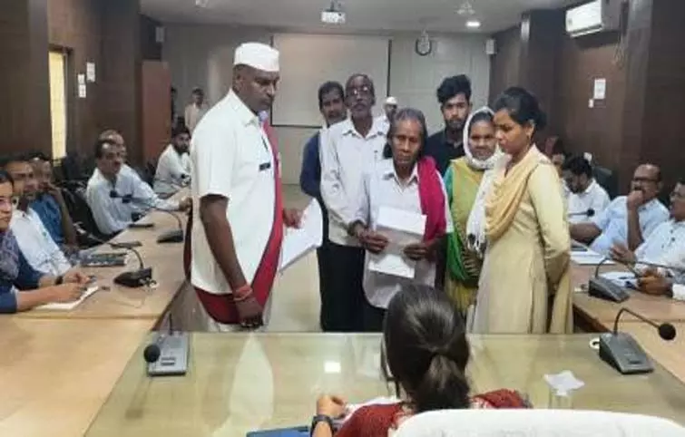 जनदर्शन में कलेक्टर ममगाई ने आमजन की सुनीं समस्याएं, 44 आवेदन प्राप्त हुए जनदर्शन में कलेक्टर ममगाई ने आमजन की सुनीं समस्याएं, 44 आवेदन प्राप्त हुए