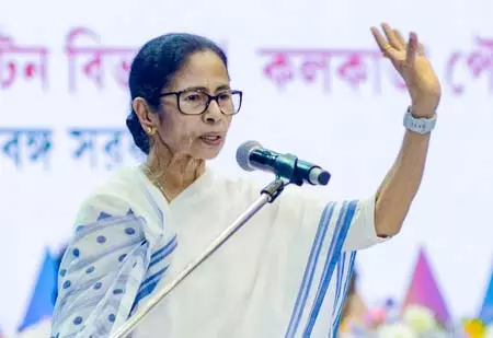 अफसरों के तबादले पर विवाद, सीएम ममता ने मुख्य चुनाव आयुक्त को लिखा पत्र अफसरों के तबादले पर विवाद, सीएम ममता ने मुख्य चुनाव आयुक्त को लिखा पत्र