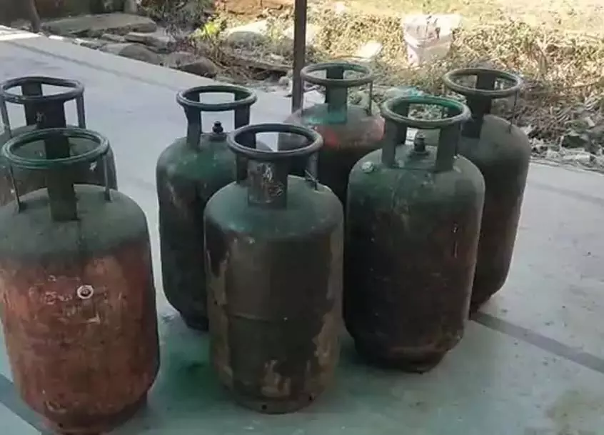 एलपीजी सिलेंडरों की पर्याप्त उपलब्धता, कलेक्टर ने अफवाहों से दूर रहने की अपील की एलपीजी सिलेंडरों की पर्याप्त उपलब्धता, कलेक्टर ने अफवाहों से दूर रहने की अपील की