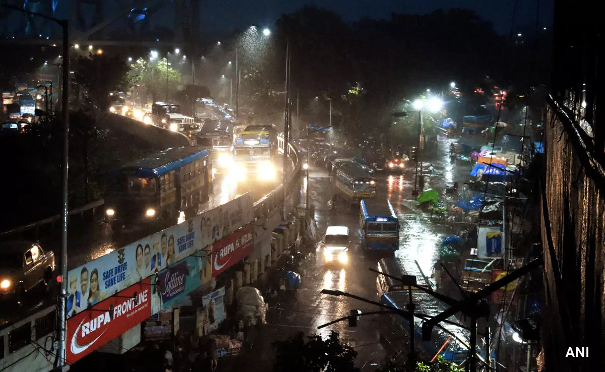 Kolkata: कालबैशाखी से प्रभावित दक्षिण बंगाल, लाल अलर्ट Kolkata: कालबैशाखी से प्रभावित दक्षिण बंगाल, लाल अलर्ट