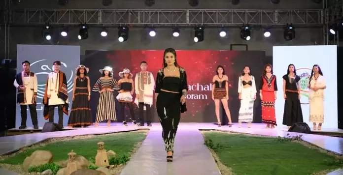AFW के दूसरे दिन डिज़ाइनर, बुनकर और ‘ट्राइबल फ़्यूज़न’ आकर्षण का केंद्र रहे AFW के दूसरे दिन डिज़ाइनर, बुनकर और ‘ट्राइबल फ़्यूज़न’ आकर्षण का केंद्र रहे