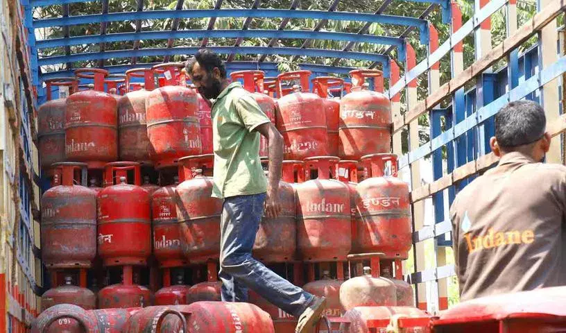 LPG आपूर्ति को लेकर चिंताओं के चलते कई राज्यों में छापे, संसद में उठा मुद्दा