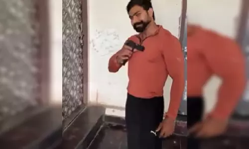 कैमरे पर सुसाइड...दोस्त के हाथ में था मोबाइल फ़ोन कैमरे पर सुसाइड...दोस्त के हाथ में था मोबाइल फ़ोन