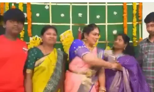 Khammam में फ़ोटो खिंचवाते समय महिला बेहोश हुई, दिल का दौरा पड़ने से मौत Khammam में फ़ोटो खिंचवाते समय महिला बेहोश हुई, दिल का दौरा पड़ने से मौत