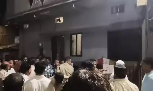 दो गुटों को शांत कराने पहुंची पुलिस टीम पर पथराव, बच्चों के बीच उपजा था विवाद ले लिया हिंसक रूप दो गुटों को शांत कराने पहुंची पुलिस टीम पर पथराव, बच्चों के बीच उपजा था विवाद ले लिया हिंसक रूप
