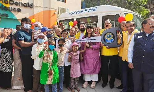 Juhu लायंस क्लब ने कैंसर पीड़ित बच्चों के मुफ्त परिवहन के लिए रोनाल्ड मैकडॉनल्ड हाउस को 14-सीटर वैन दान की Juhu लायंस क्लब ने कैंसर पीड़ित बच्चों के मुफ्त परिवहन के लिए रोनाल्ड मैकडॉनल्ड हाउस को 14-सीटर वैन दान की