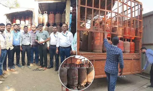 कामातघर में अवैध भंडारण और कालाबाज़ारी के खिलाफ कार्रवाई में 330 LPG सिलेंडर ज़ब्त; मामला दर्ज