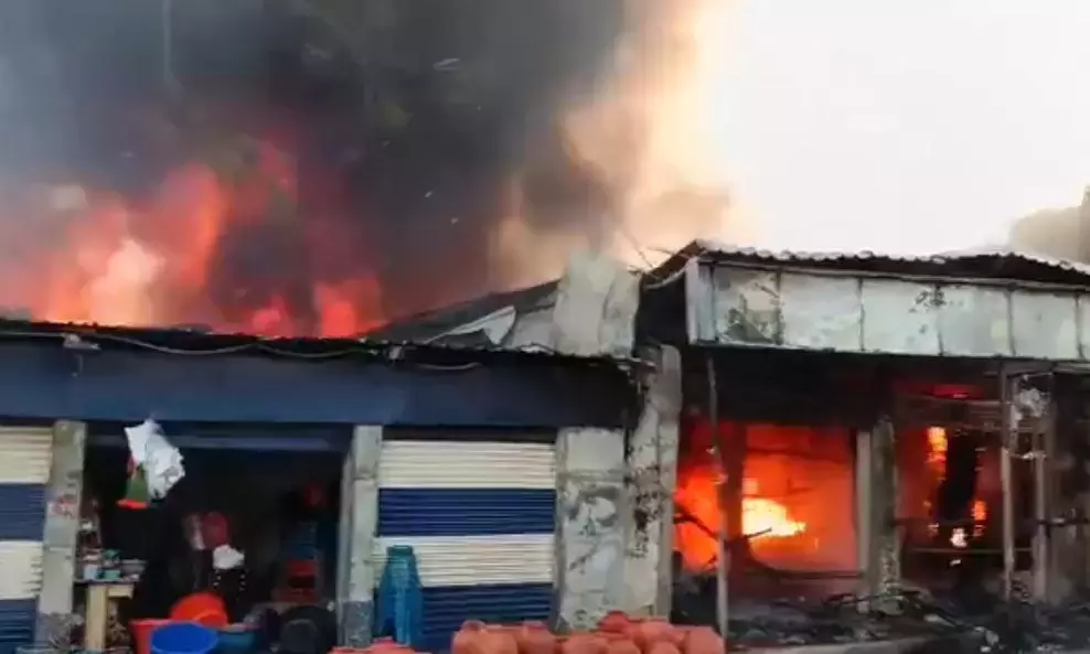 Hyderabad : फर्नीचर की दुकान में आग लगने से अफरा-तफरी Hyderabad : फर्नीचर की दुकान में आग लगने से अफरा-तफरी